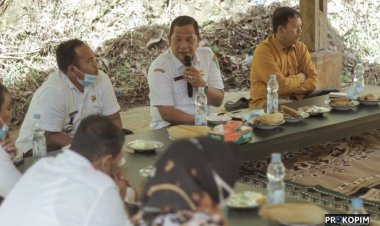 Walikota Padangsidimpuan Irsan Efendi Nasution tabur bibit ikan lele di Kelurahan Batunadua Jae