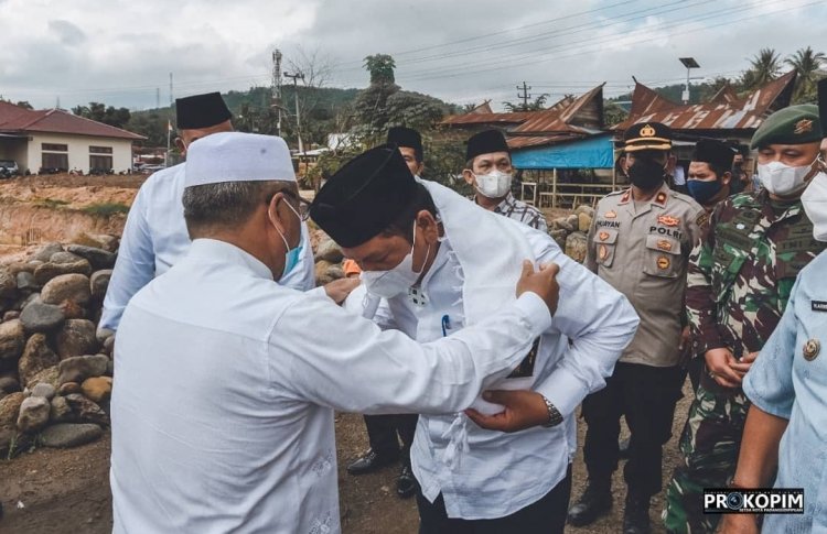 Walikota Irsan Efendi Nasution Letakkan batu pertama pembangunan Masjid Musafir Al Ikhlas