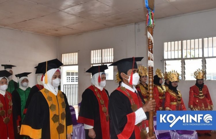 Hadiri Wisuda Akbid, Walikota Padangsidimpuan Minta Wisuda wan/wati Terus Tingkatkan Ilmu