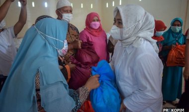 Ketua BK3S Sumut Serahkan Paket Perlengkapan Sekolah di Yayasan Pendidikan Al-Manar Desa Ujung Gurap Kota Padangsidimpuan