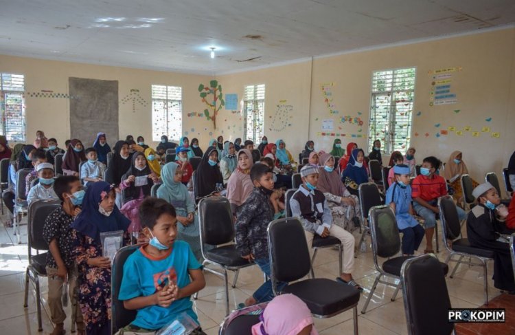 Ketua BK3S Sumut Serahkan Paket Perlengkapan Sekolah di Yayasan Pendidikan Al-Manar Desa Ujung Gurap Kota Padangsidimpuan