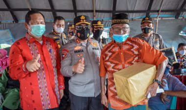 Tinjau Vaksinasi Massal, Kapoldasu Dengan Santun Menyapa Peserta Vaksinasi dan Berikan Tali Asih