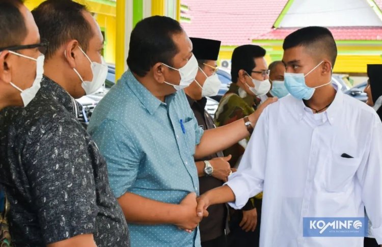 Wali Kota Padangsidimpuan Irsan Melepas pemberangkatan peserta pelatihan Boarding yang akan menuju BBPLK - Bekasi