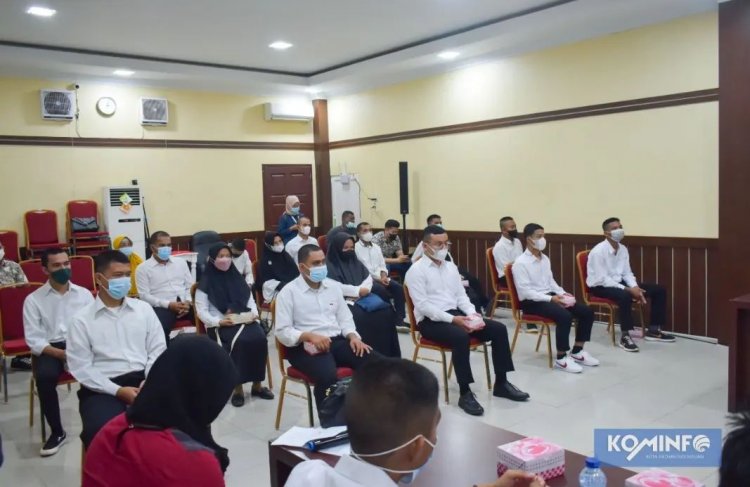 Wali Kota Padangsidimpuan Irsan Melepas pemberangkatan peserta pelatihan Boarding yang akan menuju BBPLK - Bekasi