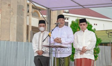 Wali kota Irsan Efendi Nasution Bersama Masyarakat Sholat Idul Fitri di Masjid Agung Al-Abror