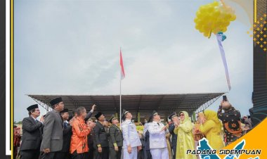 Wali Kota Irsan Efendi Nasution menjadi Inspektur Upacara dalam rangka memperingati hari ulang tahun Kota Padang Sidempuan ke-21