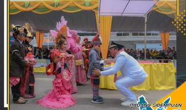 Ribuan masyarakat antusias menyaksikan pawai deville, marching band, carnaval, dan mobil hias dalam rangka menyemarakkan Hari Ulang Tahun ke-21 Kota Padang Sidempuan