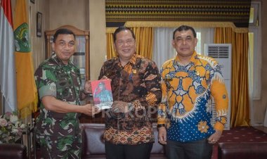 Dandim 0212 / TS Letkol Inf Amrizal Nasution memberikan Buku Karya Kepala Staf Angkatan Darat Jenderal TNI Dr. Dudung Abdurachman, S.E., M.M kepada Walikota Padang Sidempuan Irsan Efendi nasution SH, MM