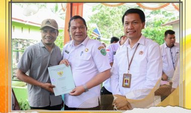 Walikota Serahkan Sertifikat Pendaftaran Tanah Sistem Lengkap (PTSL) di Desa Rimba Soping