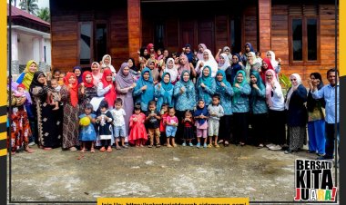 Ketua Tim Penggerak Pemberdayaan Kesejahteraan Keluarga (TP-PKK) Kota Padang Sidempuan meninjau pelayanan Posyandu dan memberikan Vitamin A kepada balita di posyandu