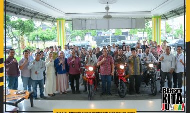 Walikota Pimpin Serah Terima kenderaan dinas operasional roda dua Untuk Kelurahan se-Kota Padang Sidempuan.