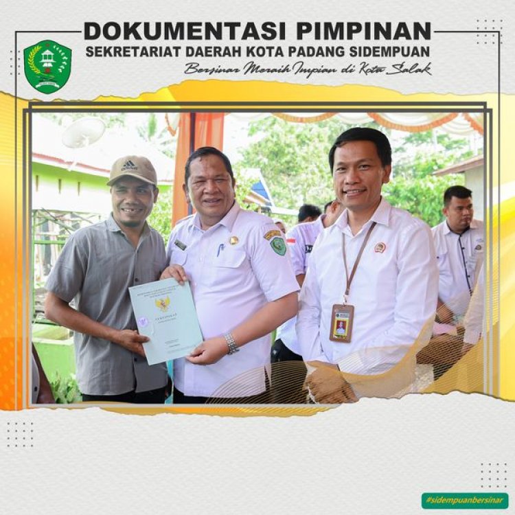 Walikota Serahkan Sertifikat Pendaftaran Tanah Sistem Lengkap (PTSL) di Desa Rimba Soping