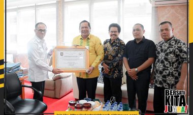 Wali Kota Padang Sidempuan Terima Penghargaan Dari Kemendagri