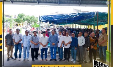 Wali Kota Padangsidimpuan Irsan Efendi Nasution Menyerahkan 1500 Bantuan Pangan Cadangan Beras kepada Warga