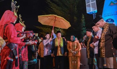 Ribuan pengunjung yang berasal dari Kota Medan dan juga masyarakat yang khusus hadir dari Padangsidimpuan memadati tribun arena panggung keong pada Pekan Raya Sumatera Utara (PRSU) ke-49