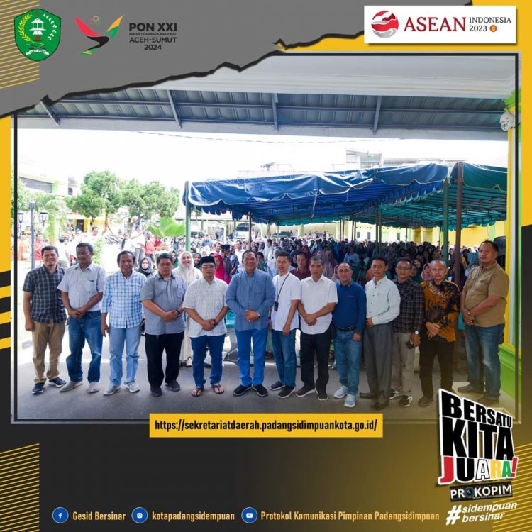 Wali Kota Padangsidimpuan Irsan Efendi Nasution Menyerahkan 1500 Bantuan Pangan Cadangan Beras kepada Warga