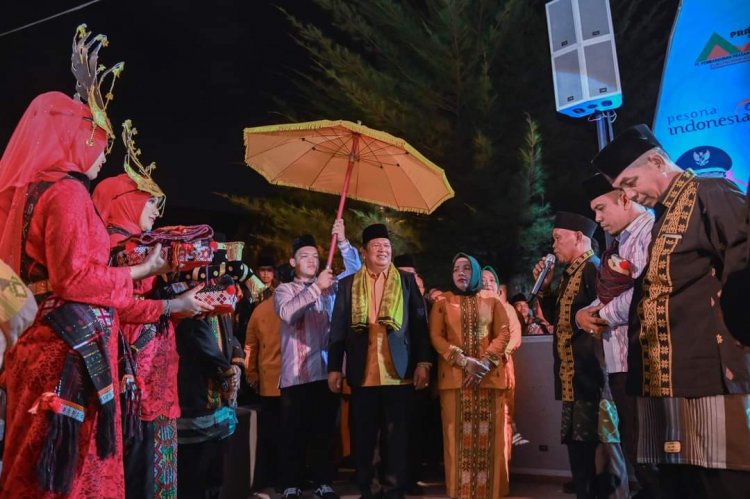 Ribuan pengunjung yang berasal dari Kota Medan dan juga masyarakat yang khusus hadir dari Padangsidimpuan memadati tribun arena panggung keong pada Pekan Raya Sumatera Utara (PRSU) ke-49