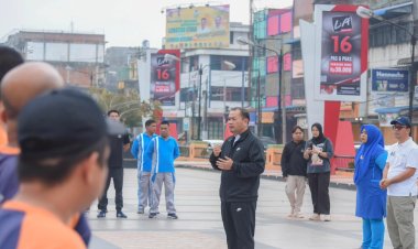 Pj. Wali Kota Padangsidimpuan melakukan jalan sehat bersama Dinas Pemadam Kebakaran dan Penyelamatan dan Dinas Penanggulangan Bencana Daerah Kota Padangsidimpuan
