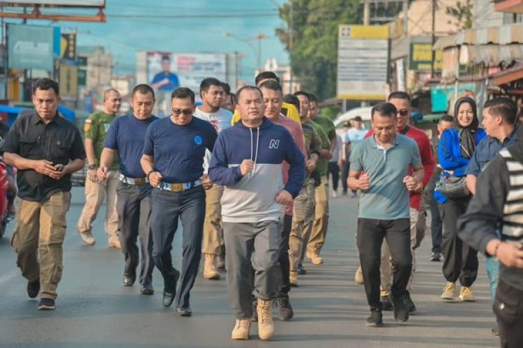 Pj. Wali Kota Padangsidimpuan melakukan jalan sehat bersama