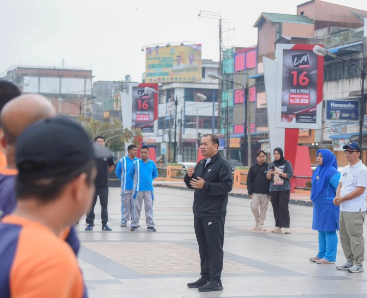 Pj. Wali Kota Padangsidimpuan melakukan jalan sehat bersama Dinas Pemadam Kebakaran dan Penyelamatan dan Dinas Penanggulangan Bencana Daerah Kota Padangsidimpuan