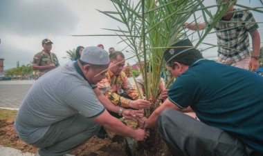 Pj. Wali Kota Padangsidimpuan Tanam Bibit Pohon Kurma di Halaman Masjid Agung AL-ABROR Kota Padangsidimpuan