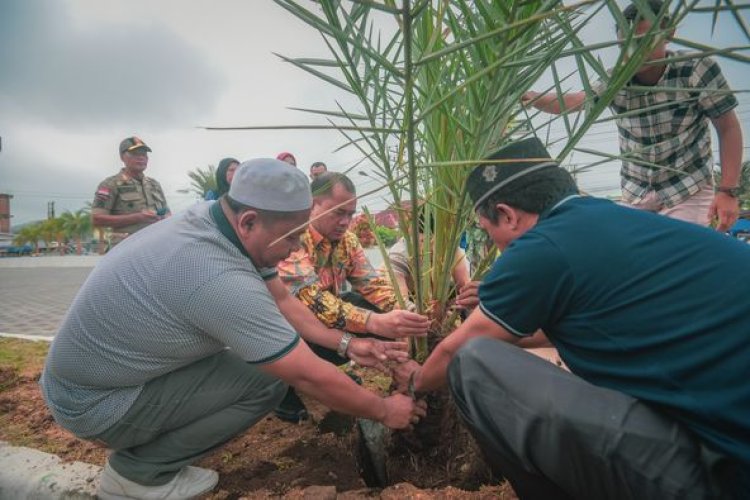 Pj. Wali Kota Padangsidimpuan Tanam Bibit Pohon Kurma di Halaman Masjid Agung AL-ABROR Kota Padangsidimpuan