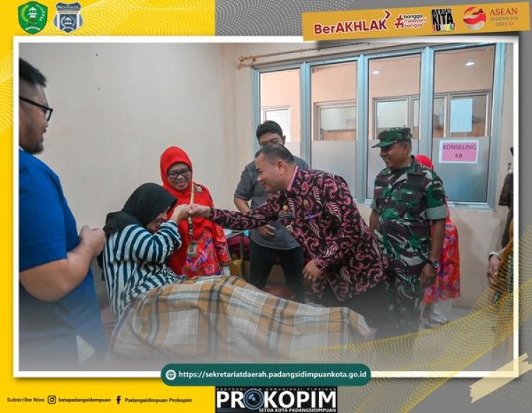 Pj. Wali Kota Padangsidimpuan didampingi Kepala Dinas Kesehatan bersama Kepala Dinas Pengendalian Penduduk dan Keluarga Berencana Kota Padangsidimpuan tinjau Pelaksanaan Metode Operasi Wanita (MOW) tingkat Kota Padangsidimpuan dalam Rangka Bakti Sosial TNI Manunggal Bangga Kencana Kesehatan Terpadu Tahun 2024