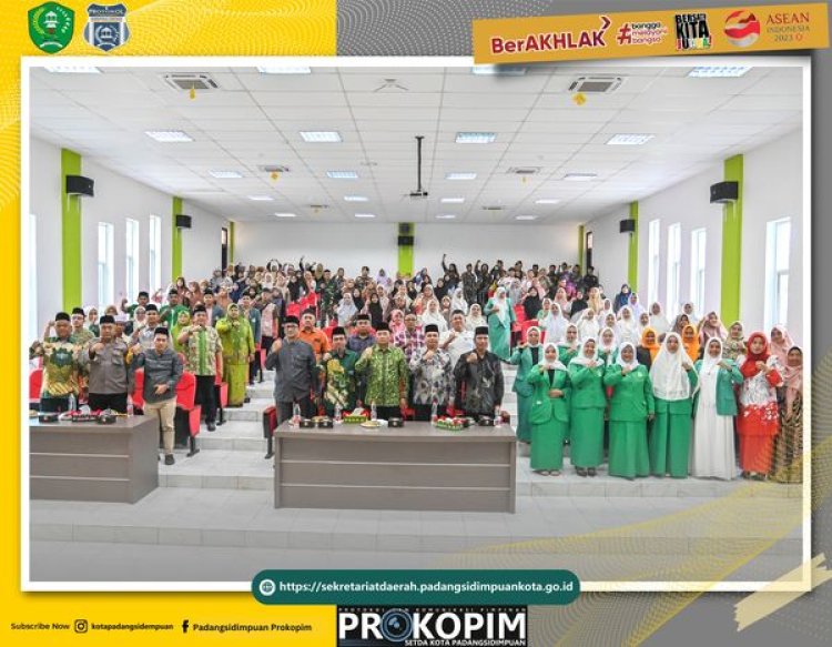 Pj. Wali Kota membuka acara Latihan Kader Dasar (LKD) I dan Festival Qasidah Rebana Klasik II PC. Fatayat NU kota Padangsidimpuan “Piala Walikota” tahun 2024