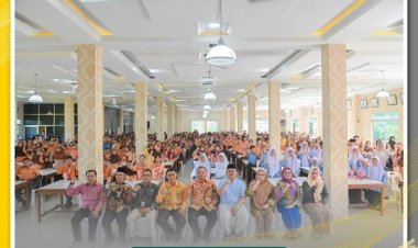 Pj. Wali Kota Padangsidimpuan Serahkan Bantuan kepada Siswa-Siswi SD dan SMP se-Kota Padangsidimpuan