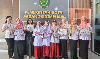 Penyerahan Piagam dan hadiah kepada perwakilan pemenang Lomba drumband dan carnaval dalam rangka Peringatan HUT Kota Padangsidimpuan ke-23