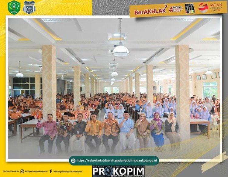 Pj. Wali Kota Padangsidimpuan Serahkan Bantuan kepada Siswa-Siswi SD dan SMP se-Kota Padangsidimpuan