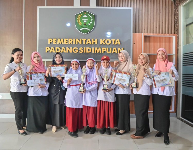 Penyerahan Piagam dan hadiah kepada perwakilan pemenang Lomba drumband dan carnaval dalam rangka Peringatan HUT Kota Padangsidimpuan ke-23