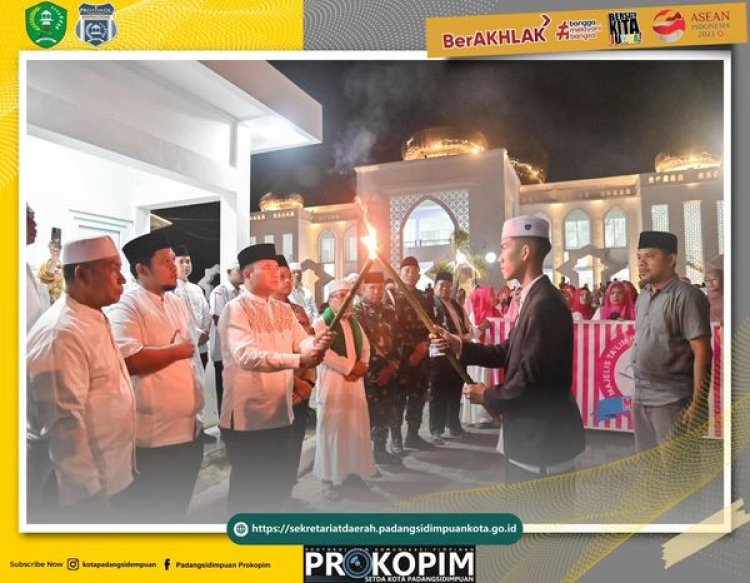 Pj. Wali Kota Padangsidimpuan Lepas Pawai Obor untuk Memeriahkan Hari Santri Nasional 2024