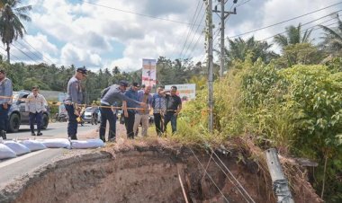 Pj. Wali Kota Padangsidimpuan bersama Kepala Dinas Perhubungan dan perwakilan dari Dinas PUTR Kota Padangsidimpuan, melakukan peninjauan terhadap dua jembatan yang mengalami kerusakan di wilayah Kota Padangsidimpuan