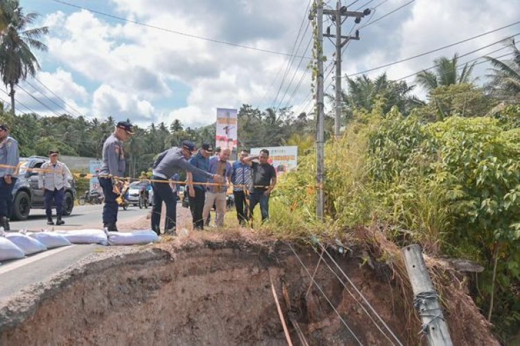 Pj. Wali Kota Padangsidimpuan bersama Kepala Dinas Perhubungan dan perwakilan dari Dinas PUTR Kota Padangsidimpuan, melakukan peninjauan terhadap dua jembatan yang mengalami kerusakan di wilayah Kota Padangsidimpuan