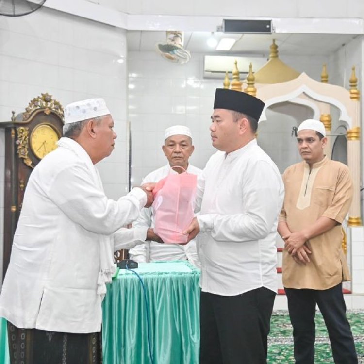 Pj. Wali Kota Padangsidimpuan menghadiri pengajian sholat subuh berjamaah bersama jamaah Masjid Raya Al-Ikhlas Samora