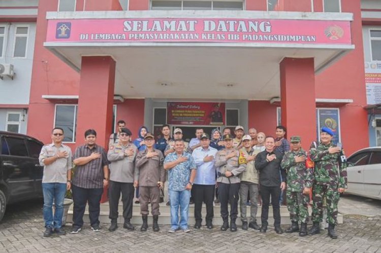 Pj. Wali Kota Padangsidimpuan bersama unsur Forkopimda melakukan monitoring pelaksanaan Pemilihan Kepala Daerah (Pilkada) Tahun 2024 di sejumlah Tempat Pemungutan Suara (TPS) di seluruh wilayah Kota Padangsidimpuan