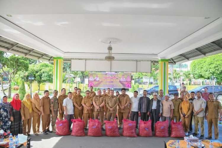 Pj. Wali Kota Padangsidimpuan Serahkan Bantuan Bibit Bawang Merah untuk Dukung Pertanian Lokal