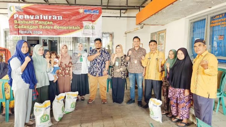Pj. Sekretaris Daerah Kota Padangsidimpuan melakukan peninjauan langsung terhadap penyaluran Bantuan Pangan Cadangan Beras Pemerintah (BP CBP) tahap III periode Desember 2024