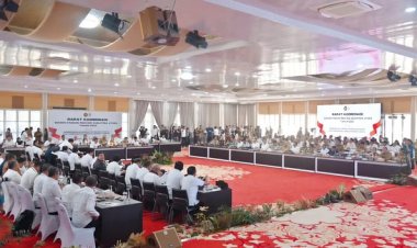 Pj. Wali Kota Padangsidimpuan bersama Wali Kota Padangsidimpuan terpilih menghadiri Rapat Koordinasi Bidang Pangan Provinsi Sumatera Utara Tahun 2025 Bersama Menteri Koordinator (Menko) Bidang Pangan Republik Indonesia Zulkifli Hasan