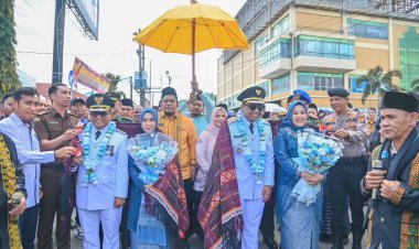 Wali Kota bersama Wakil Wali Kota Padangsidimpuan tiba di Kota Padangsidimpuan setelah pelantikan oleh Presiden di Jakarta dan mengikuti retreat di Magelang