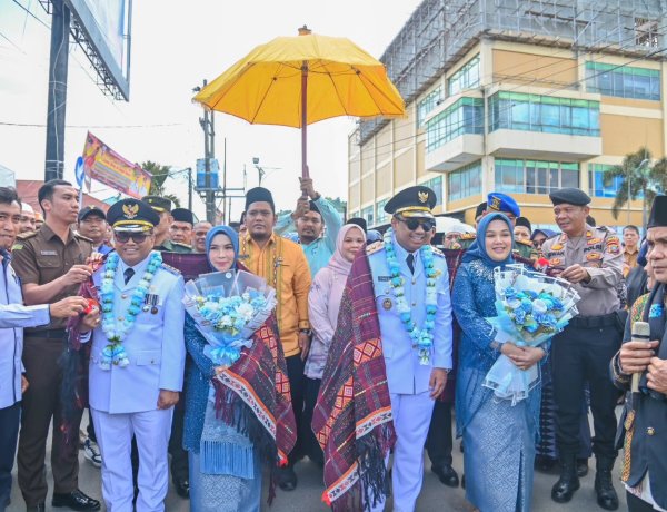 Wali Kota bersama Wakil Wali Kota Padangsidimpuan tiba di Kota Padangsidimpuan setelah pelantikan oleh Presiden di Jakarta dan mengikuti retreat di Magelang