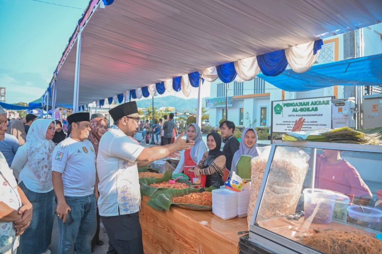 Wakil Wali Kota Padangsidimpuan H. Harry Pahlevi Harahap 'Ngabuburit' di Padangsidimpuan Ramadhan Fair 2025