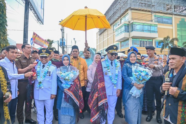 Wali Kota bersama Wakil Wali Kota Padangsidimpuan tiba di Kota Padangsidimpuan setelah pelantikan oleh Presiden di Jakarta dan mengikuti retreat di Magelang