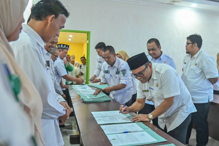 Wali Kota Padangsidimpuan menandatangani Perjanjian Kinerja dengan Kepala Organisasi Perangkat Daerah (OPD)