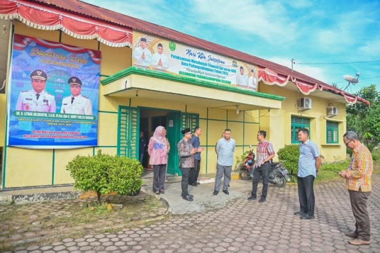 Wali Kota Padangsidimpuan melaksanakan inspeksi mendadak (sidak) ke beberapa kantor pemerintah di Kota Padangsidimpuan