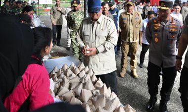 Banjir dan Longsor Sumbar: Presiden Prabowo Tinjau Dapur Umum dan Pastikan Bantuan Lancar