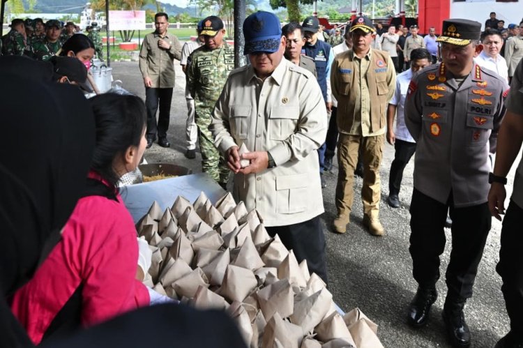 Banjir dan Longsor Sumbar: Presiden Prabowo Tinjau Dapur Umum dan Pastikan Bantuan Lancar