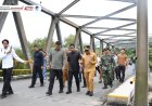 Gubsu Bobby Tinjau Jembatan Batang Angkola Usai Diperbaiki