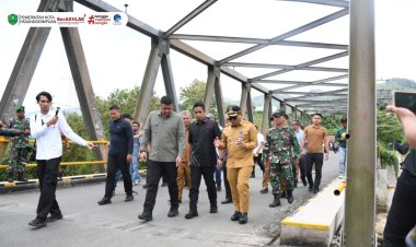 Gubsu Bobby Tinjau Jembatan Batang Angkola Usai Diperbaiki